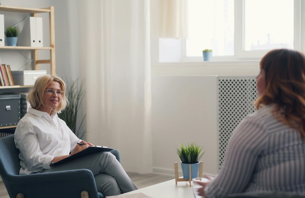 Echolalie en echopraxie bij volwassenen