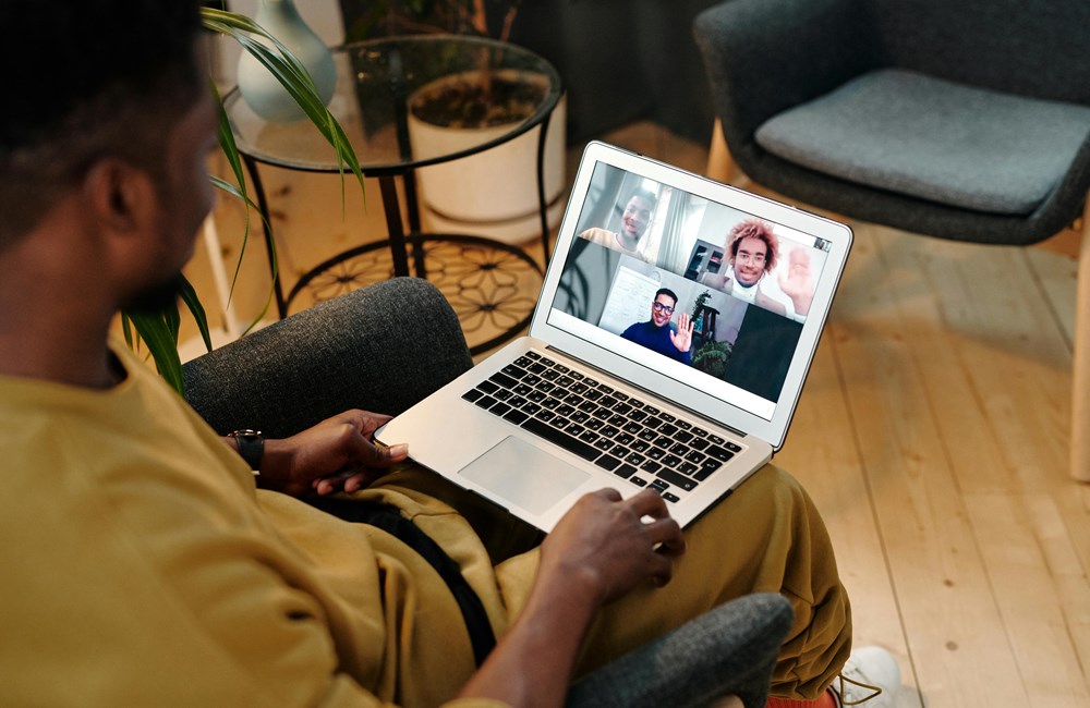 Thuiswerken of op kantoor: wat werkt beter voor je mentale gezondheid en productiviteit?